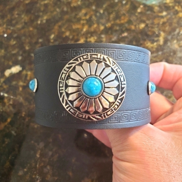 𝅺BLACK Leather Cuff Bracelet with Turquoise and Metal Cabochon - Picture 1 of 5